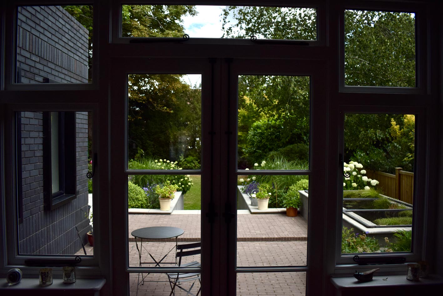 The steps from the lower terrace have been designed centrally to the house doors. This gives a feeling of balance and symmetry.