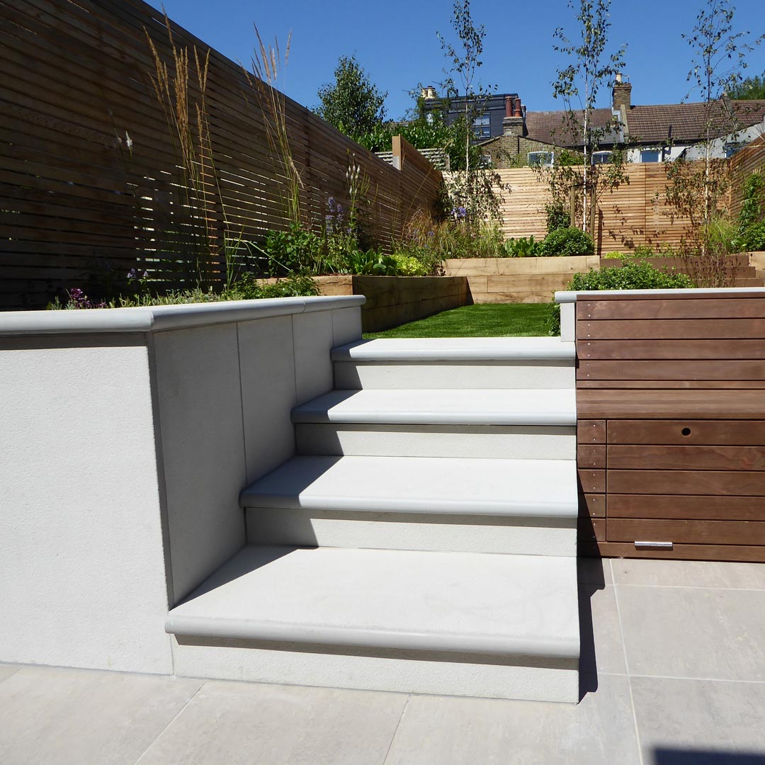 The retaining beds have been clad in porcelain.