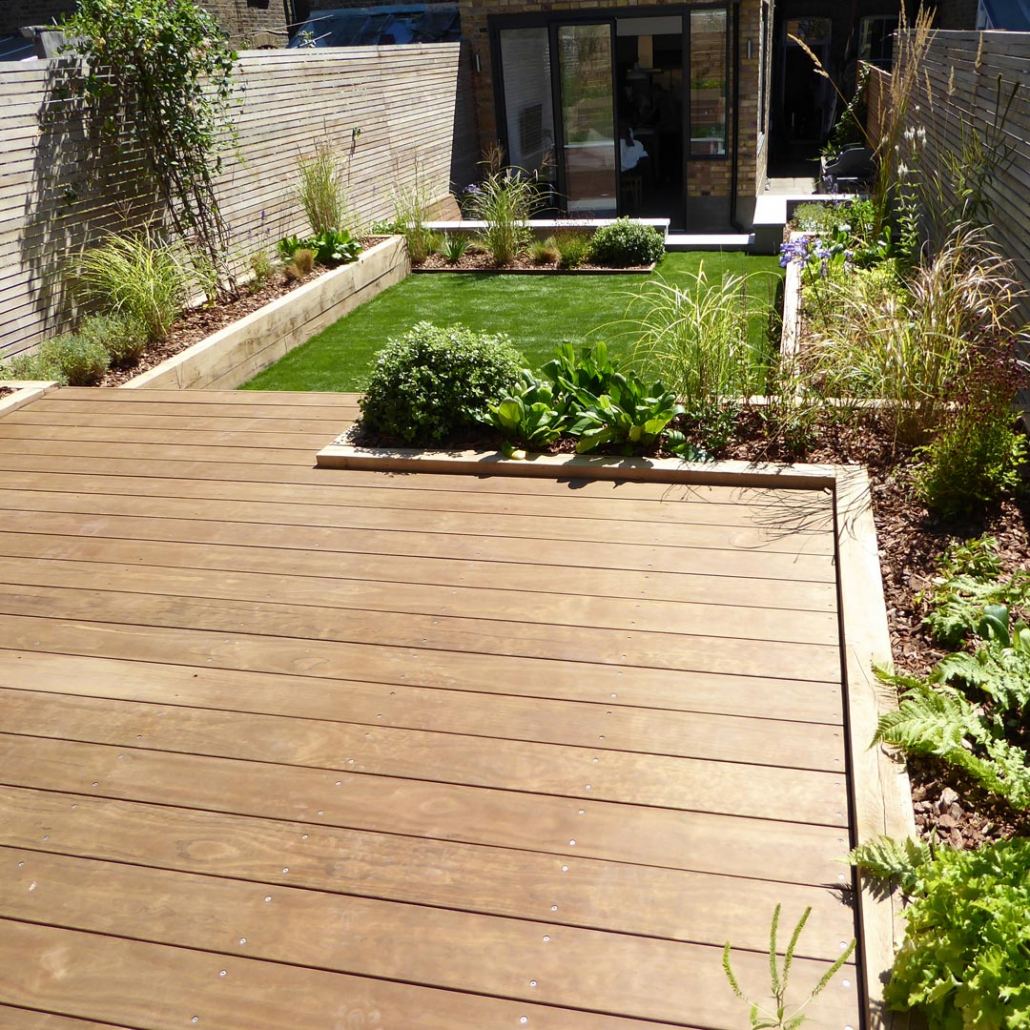 The upper terrace including decking and Oak sleeper retaining beds. Plants grown at deck level to keep the space open.