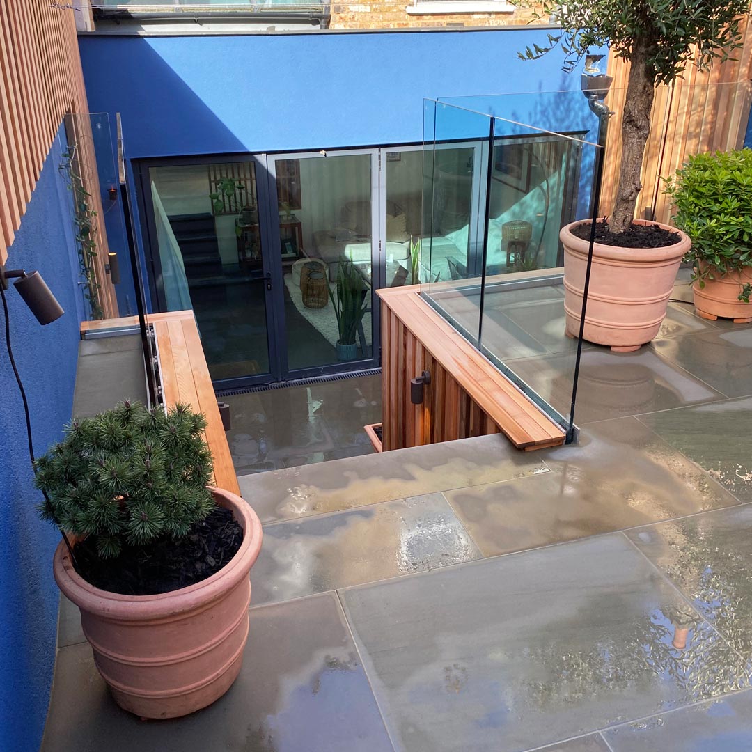 The house painted blue to match the garden creates continuity and adds a touch of the Mediterranean.